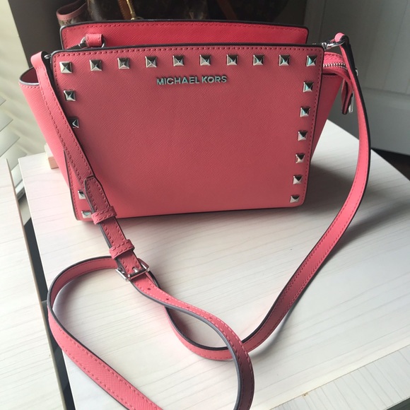 Michael Kors Handbags - Pink Michael Kors Crossbody Purse 💖
